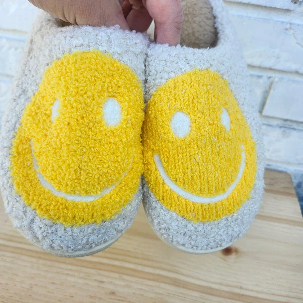 Kids Smiley Face Fuzzy Slippers Size‎ S (5–6) Cream Yellow
